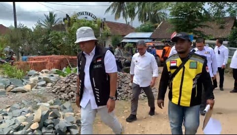 Bupati Hendy Meninjau Lokasi Pengerjaan Jalan Menuju Pantai Bandealit, Jember